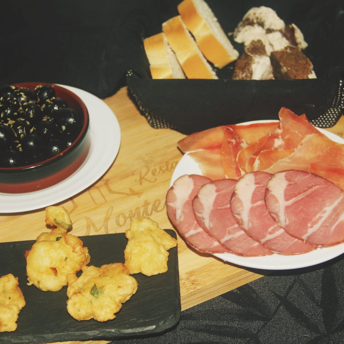 Presunto, fiambre, azeitonas, pataniscas e p&atilde;o