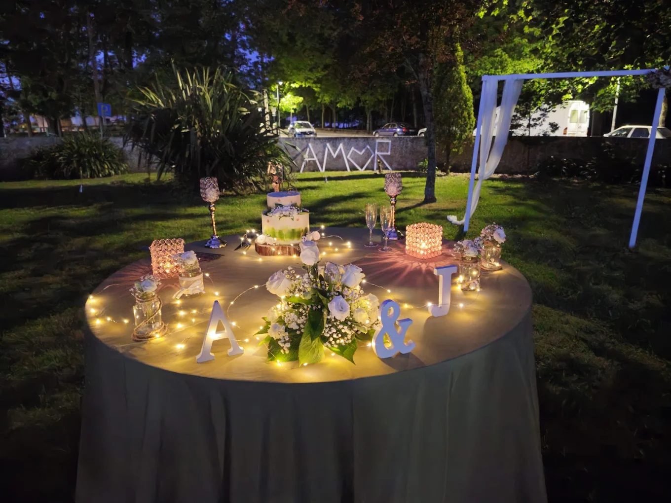 Mesa do bolo no jardim, ao fim do dia