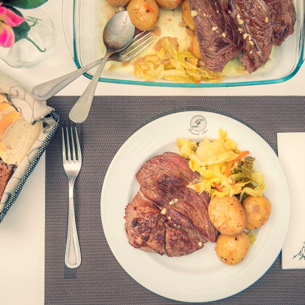 Mesa posta com p&atilde;o, arroz e vinho