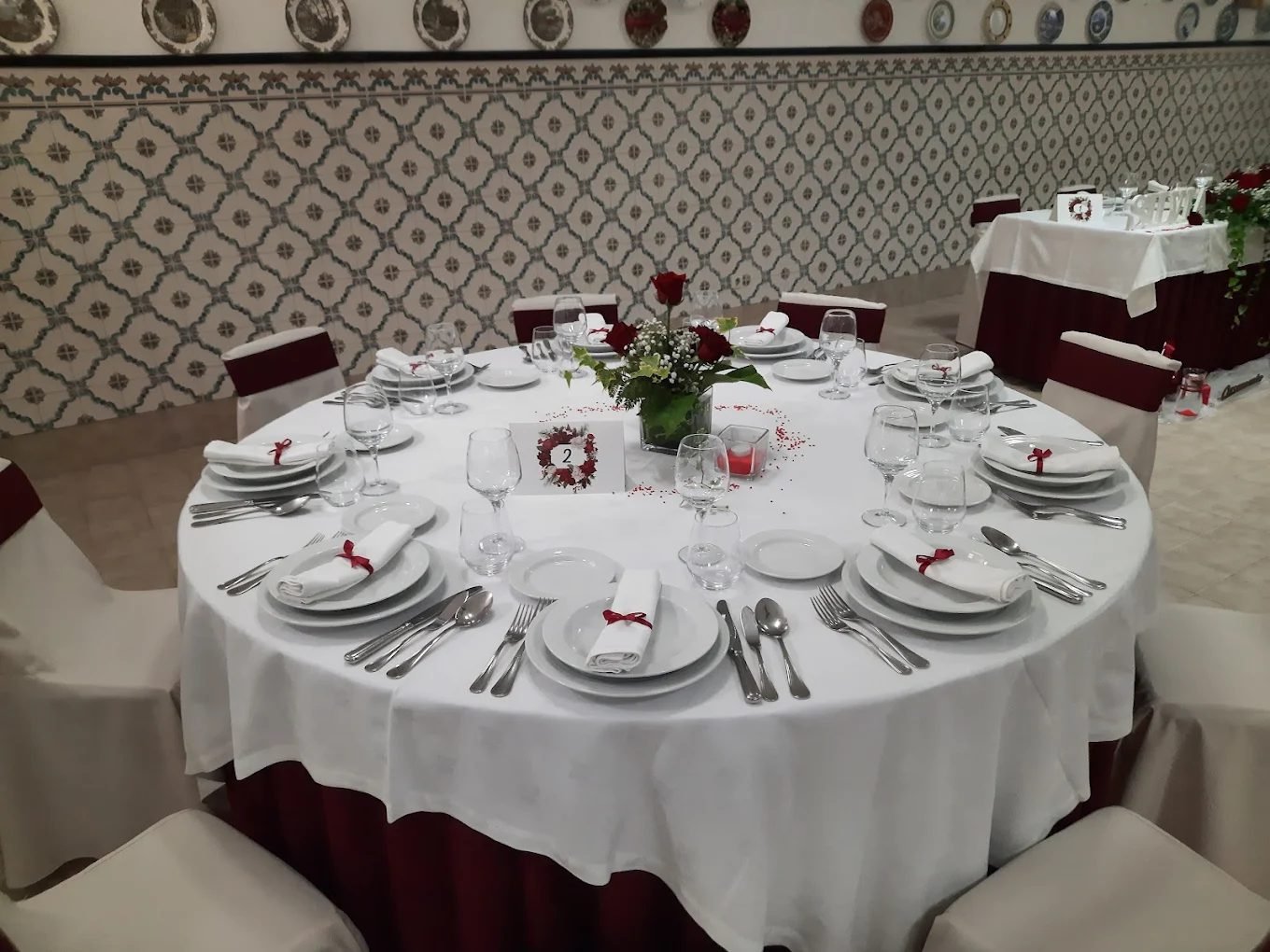 Mesa redonda posta para casamento