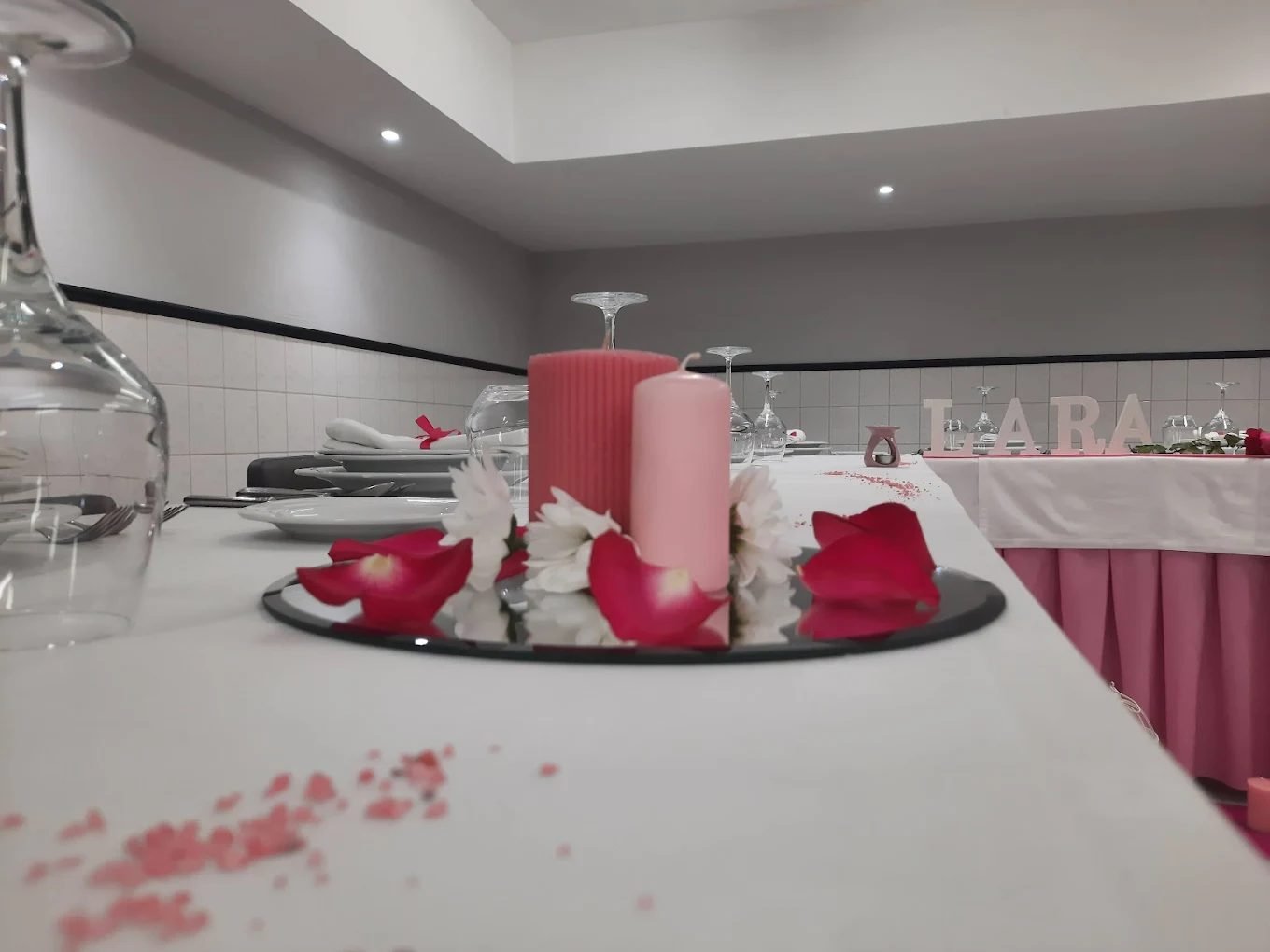 Mesa decorada com velas e p&eacute;talas