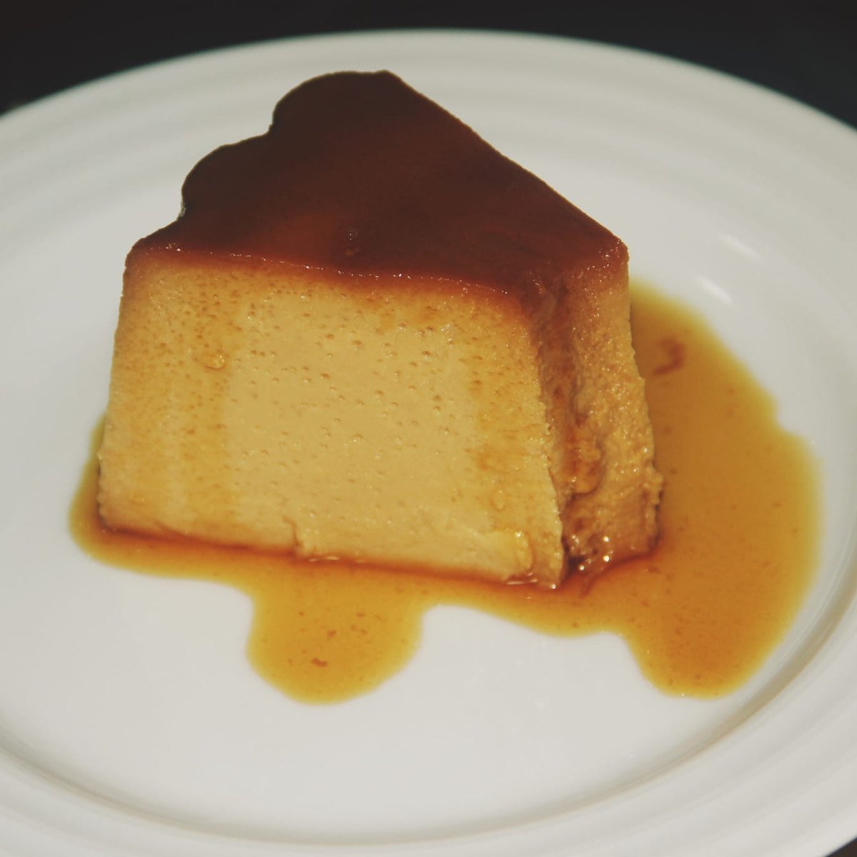 Pudim flan com calda de caramelo