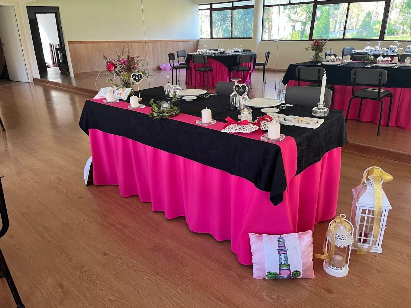 Sal&atilde;o montado em rosa e preto